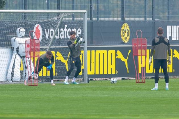 30.09.2025, Abschlusstraining zum UEFA Champions League Spiel zwischen Borussia Dortmund und Atletico Bilbao, v. l. Torwart Alexander Meyer (Borussia Dortmund), Torwart Gregor Kobel (Borussia Dortmund), Dortmund Trainingsgelände Borussia Dortmund NRW Deutschland xRHR-FOTO DEx Copyright: DennisxEwert RHR-FOTOx RHR-FOTO DE