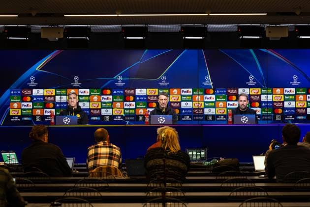 30.09.2025, Pressekonferenz zum UEFA Champions League Spiel zwischen Borussia Dortmund und Atletico Bilbao, v. l. Nico Schlotterbeck (Borussia Dortmund), Trainer Niko Kovac (Borussia Dortmund), Pressesprecher Sven Westerschulze (Borussia Dortmund), Dortmund Trainingsgelände Borussia Dortmund NRW Deutschland xRHR-FOTO DEx Copyright: DennisxEwert RHR-FOTOx RHR-FOTO DE