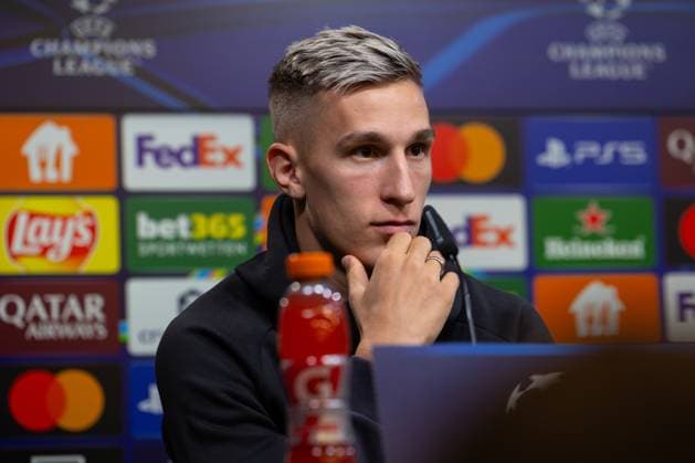 30.09.2025, Pressekonferenz zum UEFA Champions League Spiel zwischen Borussia Dortmund und Atletico Bilbao, Nico Schlotterbeck (Borussia Dortmund) ist nachdenklich, Dortmund Trainingsgelände Borussia Dortmund NRW Deutschland xRHR-FOTO DEx Copyright: DennisxEwert RHR-FOTOx RHR-FOTO DE