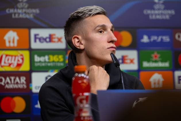 30.09.2025, Pressekonferenz zum UEFA Champions League Spiel zwischen Borussia Dortmund und Atletico Bilbao, Nico Schlotterbeck (Borussia Dortmund) kratzt sich am Kinn, Dortmund Trainingsgelände Borussia Dortmund NRW Deutschland xRHR-FOTO DEx Copyright: DennisxEwert RHR-FOTOx RHR-FOTO DE