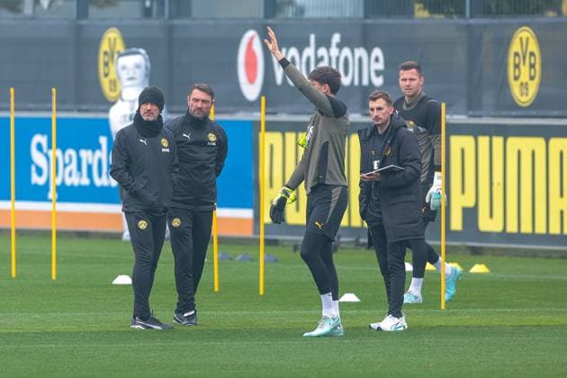 30.09.2025, Abschlusstraining zum UEFA Champions League Spiel zwischen Borussia Dortmund und Atletico Bilbao, v. l. Trainer Niko Kovac (Borussia Dortmund), Co-Trainer Robert Kovac (Borussia Dortmund), Torwart Gregor Kobel (Borussia Dortmund), Sportwissenschaftler Noah Tegatz (Borussia Dortmund), Torwart Patrick Drewes (Borussia Dortmund), Dortmund Trainingsgelände Borussia Dortmund NRW Deutschland xRHR-FOTO DEx Copyright: DennisxEwert RHR-FOTOx RHR-FOTO DE