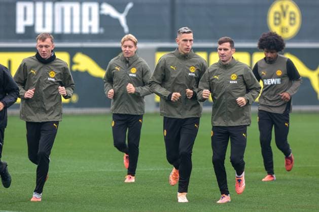 30.09.2025, Abschlusstraining zum UEFA Champions League Spiel zwischen Borussia Dortmund und Atletico Bilbao, v. l. Maximilian Beier (Borussia Dortmund), Daniel Svensson (Borussia Dortmund), Nico Schlotterbeck (Borussia Dortmund), Pascal Groß (Borussia Dortmund), Karim Adeyemi (Borussia Dortmund), Dortmund Trainingsgelände Borussia Dortmund NRW Deutschland xRHR-FOTO DEx Copyright: DennisxEwert RHR-FOTOx RHR-FOTO DE