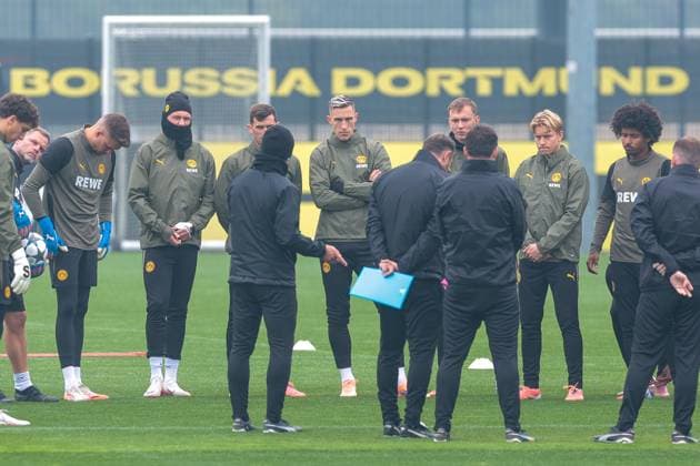 30.09.2025, Abschlusstraining zum UEFA Champions League Spiel zwischen Borussia Dortmund und Atletico Bilbao, v. l. Julian Brandt (Borussia Dortmund), Pascal Groß (Borussia Dortmund), Nico Schlotterbeck (Borussia Dortmund), Maximilian Beier (Borussia Dortmund), Daniel Svensson (Borussia Dortmund), Karim Adeyemi (Borussia Dortmund), Dortmund Trainingsgelände Borussia Dortmund NRW Deutschland xRHR-FOTO DEx Copyright: DennisxEwert RHR-FOTOx RHR-FOTO DE
