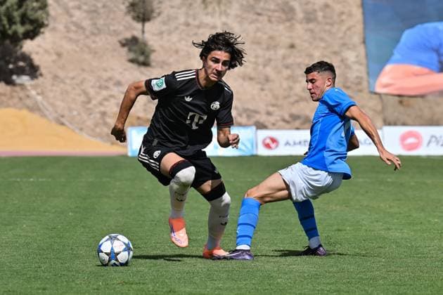Uefa Youth League; Paphos FC U19 - FC Bayern München U19; 30.09.2025 Im Duell Adin LICINA (FCB 7) und Panagiotis TSVIVKOS (Paphos FC U19 19) Zweikampf UEFA Youth League: Paphos FC U19 - FC Bayern München U19; Stelios Kyriakides Stadium am 30.09.2025 Copyright: xBEAUTIFULxSPORTS Goldbergx