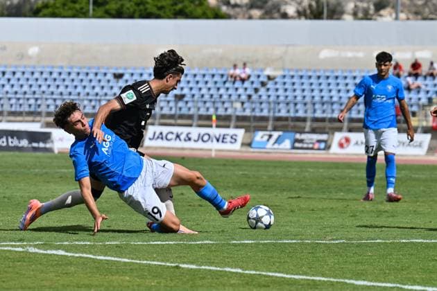 Uefa Youth League; Paphos FC U19 - FC Bayern München U19; 30.09.2025 im Duell Panagiotis TSVIVKOS (Paphos FC U19 19) und Adin LICINA (FCB 7) Zweikampf UEFA Youth League: Paphos FC U19 - FC Bayern München U19; Stelios Kyriakides Stadium am 30.09.2025 Copyright: xBEAUTIFULxSPORTS Goldbergx