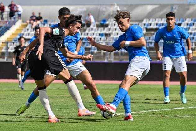 Uefa Youth League; Paphos FC U19 - FC Bayern München U19; 30.09.2025 in dieser Szene setzt sich Adin LICINA (FCB 7) im Strafraum druch UEFA Youth League: Paphos FC U19 - FC Bayern München U19; Stelios Kyriakides Stadium am 30.09.2025 Copyright: xBEAUTIFULxSPORTS Goldbergx