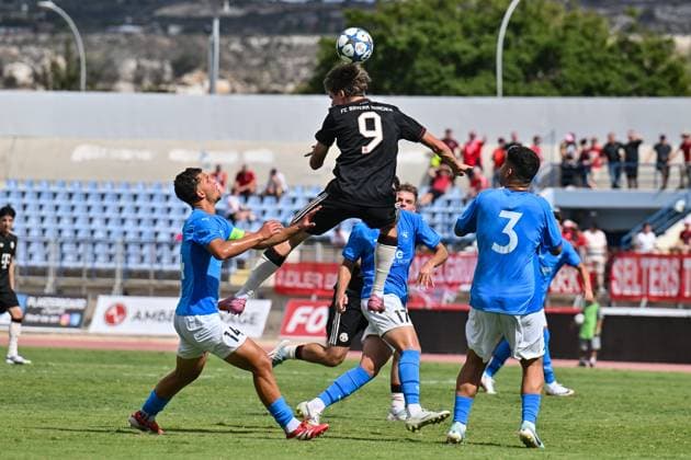 Uefa Youth League; Paphos FC U19 - FC Bayern München U19; 30.09.2025 in dieser Szenen steigt Guido DELLA ROVERE (FCB 9) im gegnerischen Strafraum hoch UEFA Youth League: Paphos FC U19 - FC Bayern München U19; Stelios Kyriakides Stadium am 30.09.2025 Copyright: xBEAUTIFULxSPORTS Goldbergx