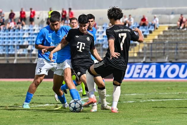 Uefa Youth League; Paphos FC U19 - FC Bayern München U19; 30.09.2025 v. l. Panagiotis CHARALAMBOUS (Paphos FC U19 3), Panagiotis TSVIVKOS (Paphos FC U19 19), Felipe CHAVEZ (FCB 10) und Adin LICINA (FCB 7) UEFA Youth League: Paphos FC U19 - FC Bayern München U19; Stelios Kyriakides Stadium am 30.09.2025 Copyright: xBEAUTIFULxSPORTS Goldbergx
