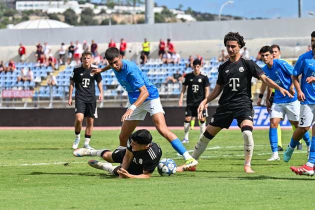 Uefa Youth League; Paphos FC U19 - FC Bayern München U19; 30.09.2025 Felipe CHAVEZ (FCB 10) wird im Strafraum zu Fall gebraucht UEFA Youth League: Paphos FC U19 - FC Bayern München U19; Stelios Kyriakides Stadium am 30.09.2025 Copyright: xBEAUTIFULxSPORTS Goldbergx