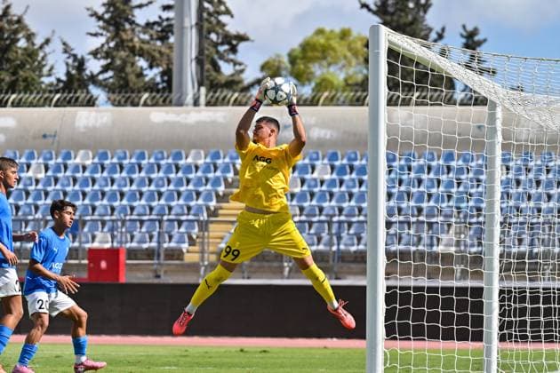 Uefa Youth League; Paphos FC U19 - FC Bayern München U19; 30.09.2025 am Ball Petros PETROU (Paphos FC U19 99) Einzelfoto Freisteller UEFA Youth League: Paphos FC U19 - FC Bayern München U19; Stelios Kyriakides Stadium am 30.09.2025 Copyright: xBEAUTIFULxSPORTS Goldbergx