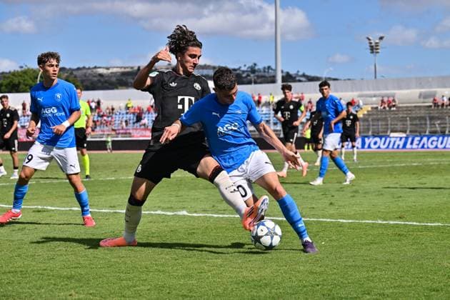 Uefa Youth League; Paphos FC U19 - FC Bayern München U19; 30.09.2025 im Duell Adin LICINA (FCB 7) und Andreas CHRISTOFOROU (Paphos FC U19 70) Zweikampf UEFA Youth League: Paphos FC U19 - FC Bayern München U19; Stelios Kyriakides Stadium am 30.09.2025 Copyright: xBEAUTIFULxSPORTS Goldbergx