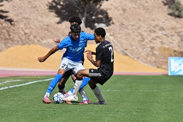 Uefa Youth League; Paphos FC U19 - FC Bayern München U19; 30.09.2025 v. l. David FERRER TERRONES (Paphos FC U19 27) Cassiano KIALA (FCB 4) und Chivano WIJKS (FCB 2) Zweikampf UEFA Youth League: Paphos FC U19 - FC Bayern München U19; Stelios Kyriakides Stadium am 30.09.2025 Copyright: xBEAUTIFULxSPORTS Goldbergx