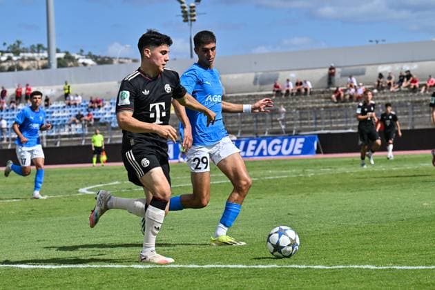 Uefa Youth League; Paphos FC U19 - FC Bayern München U19; 30.09.2025 im Duell Felipe CHAVEZ (FCB 10) und Kosmas IOANNOU (Paphos FC U19 29) Zweikampf UEFA Youth League: Paphos FC U19 - FC Bayern München U19; Stelios Kyriakides Stadium am 30.09.2025 Copyright: xBEAUTIFULxSPORTS Goldbergx