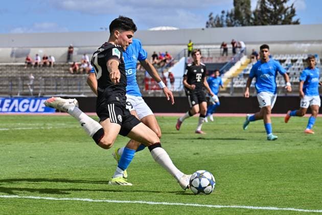 Uefa Youth League; Paphos FC U19 - FC Bayern München U19; 30.09.2025 im Duell Felipe CHAVEZ (FCB 10) und Kosmas IOANNOU (Paphos FC U19 29) Zweikampf UEFA Youth League: Paphos FC U19 - FC Bayern München U19; Stelios Kyriakides Stadium am 30.09.2025 Copyright: xBEAUTIFULxSPORTS Goldbergx