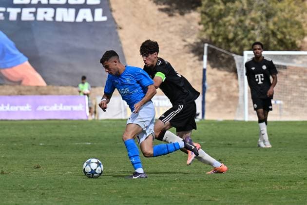 Uefa Youth League; Paphos FC U19 - FC Bayern München U19; 30.09.2025 im Duell Andreas CHRISTOFOROU (Paphos FC U19 70) und David DAIBER (FCB 6) Zweikampf UEFA Youth League: Paphos FC U19 - FC Bayern München U19; Stelios Kyriakides Stadium am 30.09.2025 Copyright: xBEAUTIFULxSPORTS Goldbergx