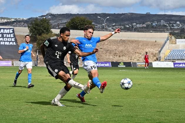 Uefa Youth League; Paphos FC U19 - FC Bayern München U19; 30.09.2025 im Duell Chivano WIJKS (FCB 2) und Panagiotis TSVIVKOS (Paphos FC U19 19) Zweikampf UEFA Youth League: Paphos FC U19 - FC Bayern München U19; Stelios Kyriakides Stadium am 30.09.2025 Copyright: xBEAUTIFULxSPORTS Goldbergx