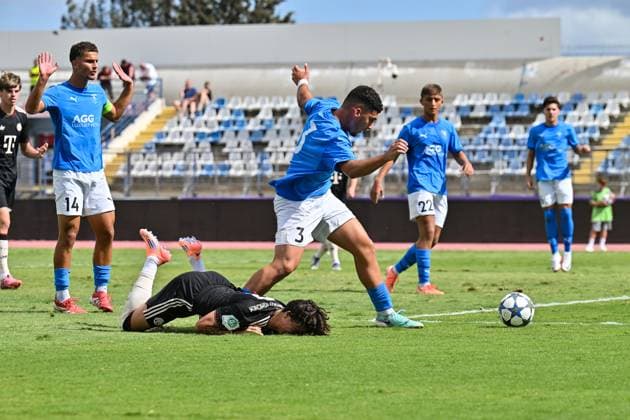 Uefa Youth League; Paphos FC U19 - FC Bayern München U19; 30.09.2025 im Duell Panagiotis TSVIVKOS (Paphos FC U19 19) und Adin LICINA (FCB 7) Zweikampf UEFA Youth League: Paphos FC U19 - FC Bayern München U19; Stelios Kyriakides Stadium am 30.09.2025 Copyright: xBEAUTIFULxSPORTS Goldbergx