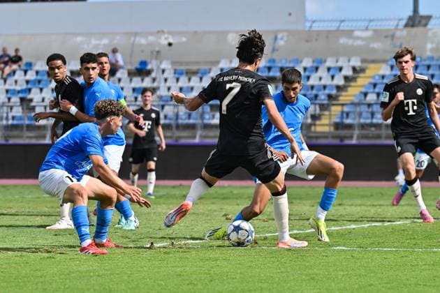 Uefa Youth League; Paphos FC U19 - FC Bayern München U19; 30.09.2025 in dieser Szene setzt sich Adin LICINA (FCB 7) im Strafraum druch UEFA Youth League: Paphos FC U19 - FC Bayern München U19; Stelios Kyriakides Stadium am 30.09.2025 Copyright: xBEAUTIFULxSPORTS Goldbergx