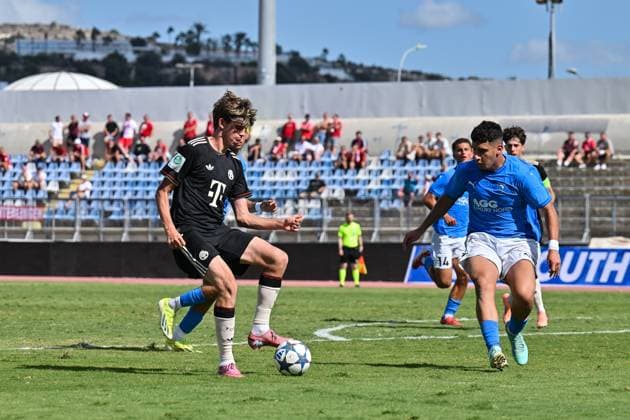 Uefa Youth League; Paphos FC U19 - FC Bayern München U19; 30.09.2025 im Duell Guido DELLA ROVERE (FCB 9) und Panagiotis CHARALAMBOUS (Paphos FC U19 3) Zweikampf UEFA Youth League: Paphos FC U19 - FC Bayern München U19; Stelios Kyriakides Stadium am 30.09.2025 Copyright: xBEAUTIFULxSPORTS Goldbergx