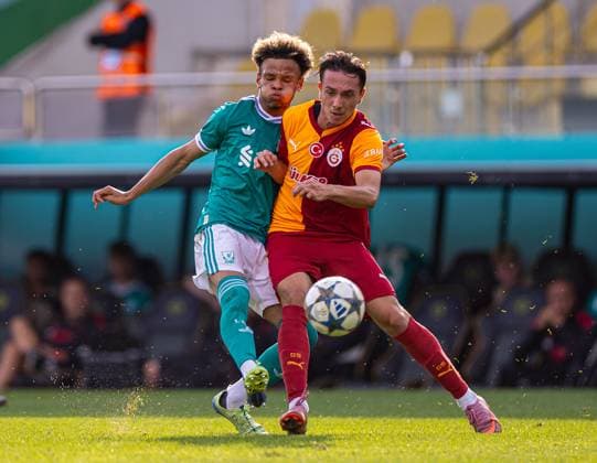 Football - UEFA Youth League - League Phase - Galatasaray A.Åž Under-19 s v Liverpool FC Under-19 s ISTANBUL, TURKEY - Tuesday, September 30, 2025: Liverpool s Trent Kone-Doherty shoots during the UEFA Youth League match between Galatasaray A.Åž. Under-19 s and Liverpool FC Under-19 s at the Esenler Stadium. (Photo by David Rawcliffe Propaganda) ISTANBUL Esenler Stadium MARMARA TURKEY  Copyright: xDavidxRawcliffex P2025-09-30-Galatasaray_U19_Liverpool_U19-18