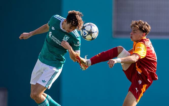 Football - UEFA Youth League - League Phase - Galatasaray A.Åž Under-19 s v Liverpool FC Under-19 s ISTANBUL, TURKEY - Tuesday, September 30, 2025: Liverpool s Lucas Pitt (L) is challenged by Galatasaray s Efe EriÅü during the UEFA Youth League match between Galatasaray A.Åž. Under-19 s and Liverpool FC Under-19 s at the Esenler Stadium. (Photo by David Rawcliffe Propaganda) ISTANBUL Esenler Stadium MARMARA TURKEY  Copyright: xDavidxRawcliffex P2025-09-30-Galatasaray_U19_Liverpool_U19-24