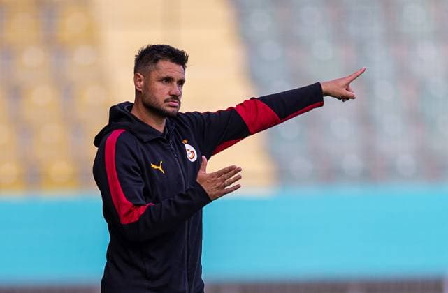 Football - UEFA Youth League - League Phase - Galatasaray A.Åž Under-19 s v Liverpool FC Under-19 s ISTANBUL, TURKEY - Tuesday, September 30, 2025: Galatasaray s head coach Sedat Debreli during the UEFA Youth League match between Galatasaray A.Åž. Under-19 s and Liverpool FC Under-19 s at the Esenler Stadium. (Photo by David Rawcliffe Propaganda) ISTANBUL Esenler Stadium MARMARA TURKEY  Copyright: xDavidxRawcliffex P2025-09-30-Galatasaray_U19_Liverpool_U19-25