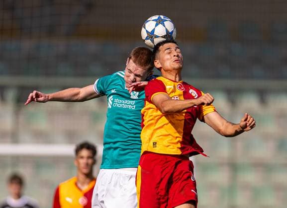 Football - UEFA Youth League - League Phase - Galatasaray A.Åž Under-19 s v Liverpool FC Under-19 s ISTANBUL, TURKEY - Tuesday, September 30, 2025: Liverpool s Carter Pinninhgton challenges for a header with Galatasaray s Eyüp Can Karasu during the UEFA Youth League match between Galatasaray A.Åž. Under-19 s and Liverpool FC Under-19 s at the Esenler Stadium. (Photo by David Rawcliffe Propaganda) ISTANBUL Esenler Stadium MARMARA TURKEY  Copyright: xDavidxRawcliffex P2025-09-30-Galatasaray_U19_Liverpool_U19-28