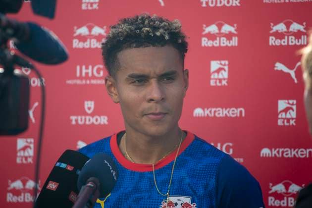 GER, Leipzig, Fußball, Bundesliga, oeffentliches Training, RB Leipzig im Bild v.l.: Antonio Nusa (RB Leipzig 07), Interview vor Werbewand mit Sponsoren 30.09.2025, RB Leipzig Training Akademie Cottaweg Leipzig DFL DFB REGULATIONS PROHIBIT ANY USE OF PHOTOGRAPHS AS IMAGE SEQUENCES AND OR QUASI-VIDEO, Copyright: HMBxMedia PaulxFritz
