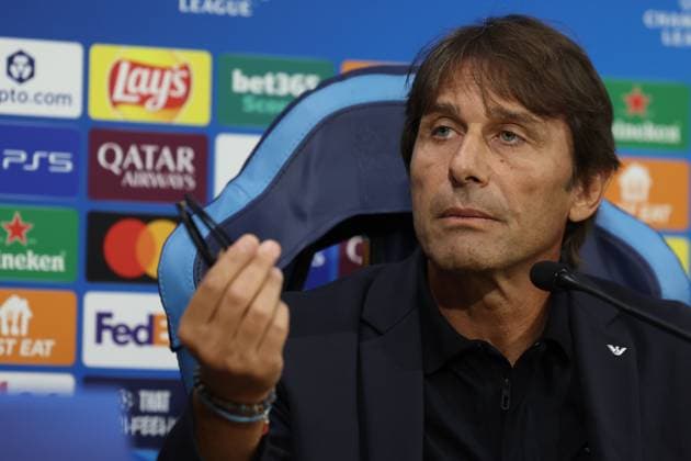 SSC Napoli Training Session And press conference, PK, Pressekonferenz - UEFA Champions League 2025 26 League Phase MD2 Antonio Conte coaches Napoli during a press conference ahead of the UEFA Champions League 2025 26 League Phase match at Stadio Maradona in Naples, Italy, on September 30, 2025. Naples Napoli Italy  Copyright: xCiroxDexLucax originalFilename:deluca-sscnapol250930_npNCR.jpg