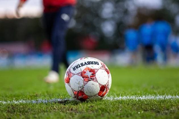 Fussball I Herren I Saison 2025-2026 I Regionalliga Nord I 11. Spieltag I SV DrochtersenAssel - Bremer SV I 26.09.2025 I 26.09.2025 Symbolbild, Fussball liegt auf Seitenlinie auf dem Rasen Drochtersen Kehdinger Stadion Niedersachsen Deutschland Copyright: xLobeca JörgxStruwex