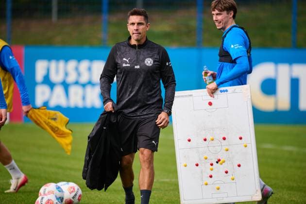 30.09.2025, Fußball, Herren, 2.BL, Saison 2025 2026, Training Holstein Kiel Trainer Marcel Rapp Kiel, Projensdorf Projensdorf, Trainigsplatz, Kuns Schleswig-Holstein Deutschland