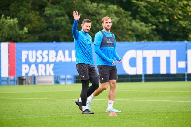 30.09.2025, Fußball, Herren, 2.BL, Saison 2025 2026, Training Holstein Kiel Kapitän Steven Skrzybski (winkt) mit Marco Komenda Kiel, Projensdorf Projensdorf, Trainigsplatz, Kuns Schleswig-Holstein Deutschland