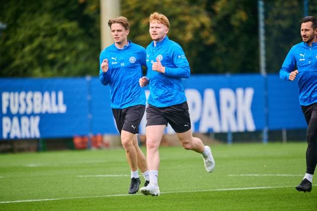 30.09.2025, Fußball, Herren, 2.BL, Saison 2025 2026, Training Holstein Kiel Robert Wagner (re.) mit Jonas Therkelsen Kiel, Projensdorf Projensdorf, Trainigsplatz, Kuns Schleswig-Holstein Deutschland