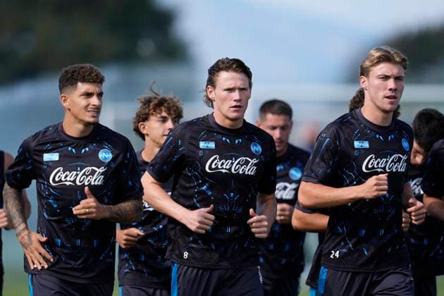 Giovanni Di Lorenzo (SSC Napoli), Rasmus Hojlund (SSC Napoli) and Scott McTominay (SSC Napoli) look on, UEFA Champions League, SSC Napoli Training Session And press conference, PK, Pressekonferenz SSC Napoli Training Center, September 30, 2025, Naples, Italy.