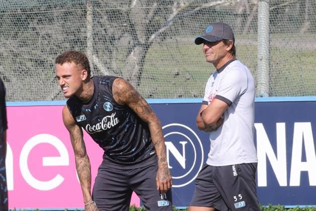 September 30, 2025, Castel Volturno, Napoli, Italy: Noa Lang of Napoli and Antonio Conte coach of Napoli during a training session of the UEFA Champions League 2025 26 League Phase at Napoli training center on September 30, 2025 in Castel Volturno, Italy Castel Volturno Italy - ZUMAl131 20250930_zsp_l131_012 Copyright: xCiroxDexLucax