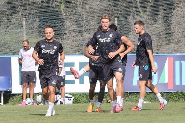 September 30, 2025, Castel Volturno, Napoli, Italy: Stanislav of Napoli Rasmus Hojlund of Napoli during a training session of the UEFA Champions League 2025 26 League Phase at Napoli training center on September 30, 2025 in Castel Volturno, Italy Castel Volturno Italy - ZUMAl131 20250930_zsp_l131_016 Copyright: xCiroxDexLucax