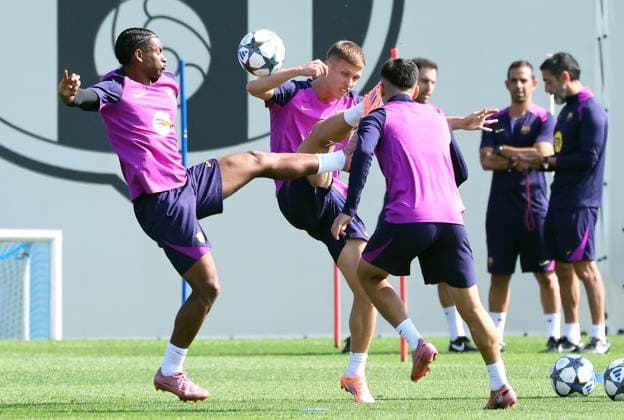 FC Barcelona, Barca Training Session Alejandro Balde and Dani Olmo participate in FC Barcelona training at the Joan Gamper Sports City before the UEFA Champions League match against PSG in Barcelona, Spain, on September 30, 2025. Barcelona Barcelona Spain  Copyright: xUrbanandsportx originalFilename:urbanandsport-fcbarcel250930_npp8l.jpg