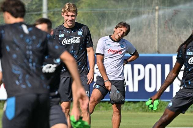 Foto IPP Felice De Martino Napoli 30 09 2025 Calcio Allenamento Napoli pre gara Champions League con lo Sporting Lisbona Nella foto: Antonio Conte Italy Photo Press World Copyright Napoli italy Italia ITALY  Copyright: xR4924_italyphotopressx