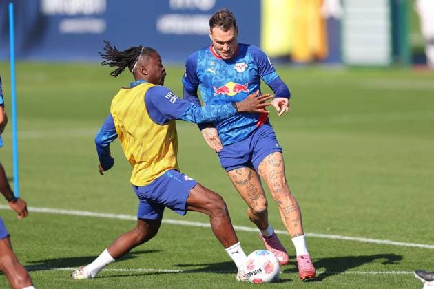 Training RB Leipzig Bundesliga Leipzig, 30.09.2025, Trainingszentrum am Cottaweg, Saison 2025 2026, Fußball, Männer, 1. Bundesliga , Training RB Leipzig , Im Bild v.l.: Johan Bakayoko und David Raum ,