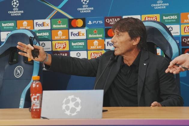NAPLES ITALY: Antonio Conte coach of SSC Napoli during the press conference, PK, Pressekonferenz before the Champions League match between n SSC Napoli and Sporting CP Copyright: xFOTOAGENZIAx