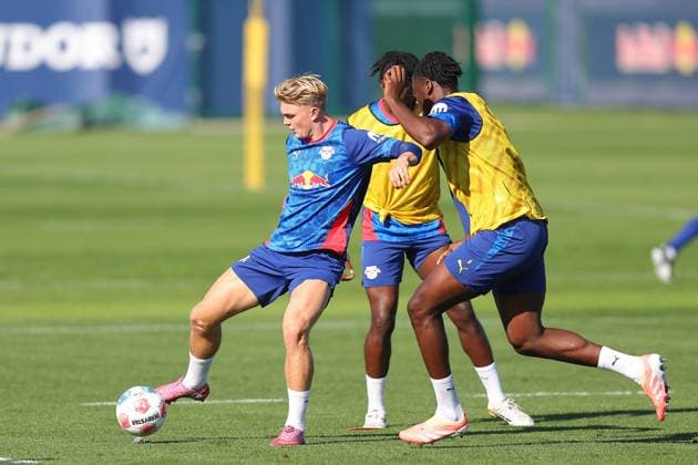 Training RB Leipzig Bundesliga Leipzig, 30.09.2025, Trainingszentrum am Cottaweg, Saison 2025 2026, Fußball, Männer, 1. Bundesliga , Training RB Leipzig , Im Bild v.l.: Conrad Harder und El Chadaille Bitshiabu ,