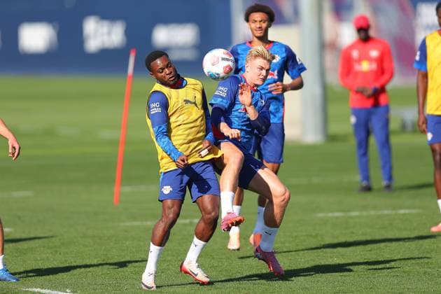 Training RB Leipzig Bundesliga Leipzig, 30.09.2025, Trainingszentrum am Cottaweg, Saison 2025 2026, Fußball, Männer, 1. Bundesliga , Training RB Leipzig , Im Bild v.l.: Ridle Baku und Conrad Harder ,