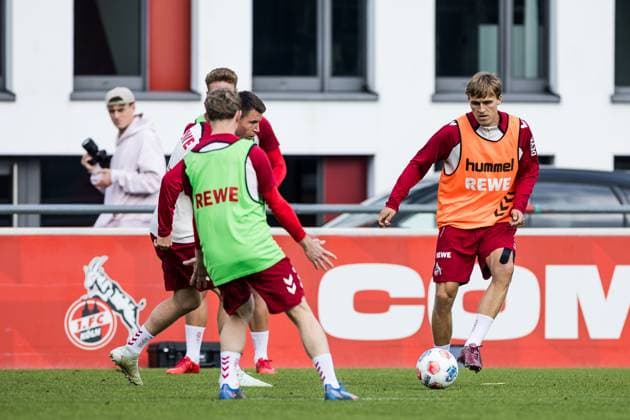 Training 1. FC Köln; 30.09.2025 Timo Hübers (1. FC Köln, 4) am Ball Training 1. FC Köln; Geissbockheim, 30.09.2025 Copyright: xBEAUTIFULxSPORTS Wunderlx