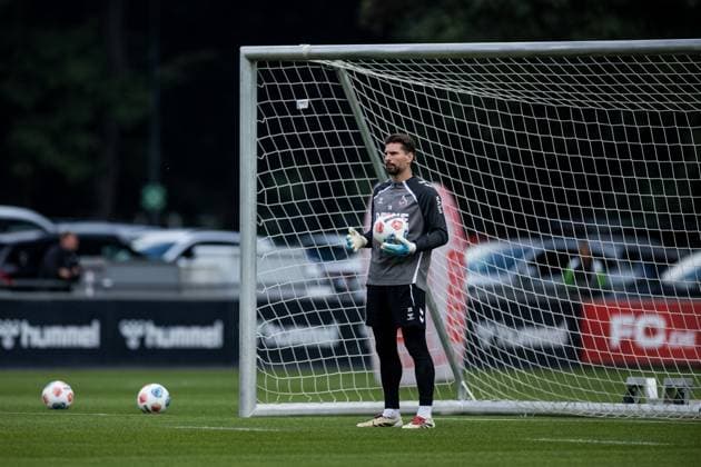 Training 1. FC Köln; 30.09.2025 Ron-Robert Zieler (1. FC Köln, 20) mit Ball Training 1. FC Köln; Geissbockheim, 30.09.2025 Copyright: xBEAUTIFULxSPORTS Wunderlx