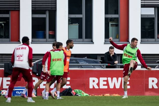 Training 1. FC Köln; 30.09.2025 Lukas Berg (Technischer Direktor 1. FC Köln) verfolgt das Training Training 1. FC Köln; Geissbockheim, 30.09.2025 Copyright: xBEAUTIFULxSPORTS Wunderlx