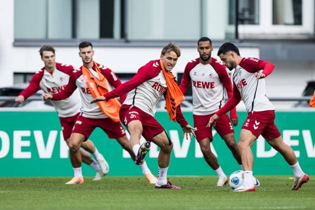 Training 1. FC Köln; 30.09.2025 Zweikampf Timo Hübers (1. FC Köln, 4), Jusuf Gazibegovic (1. FC Köln, 25) Training 1. FC Köln; Geissbockheim, 30.09.2025 Copyright: xBEAUTIFULxSPORTS Wunderlx