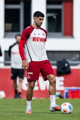 Training 1. FC Köln; 30.09.2025 Cenk Özkacar (1. FC Köln, 39) am Ball Training 1. FC Köln; Geissbockheim, 30.09.2025 Copyright: xBEAUTIFULxSPORTS Wunderlx