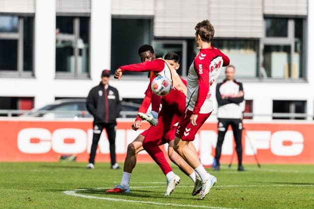 Training 1. FC Köln; 30.09.2025 Zweikampf Cenk Özkacar (1. FC Köln, 39), Ragnar Ache (1. FC Köln, 9), Joel Schmied (1. FC Köln, 2) Training 1. FC Köln; Geissbockheim, 30.09.2025 Copyright: xBEAUTIFULxSPORTS Wunderlx