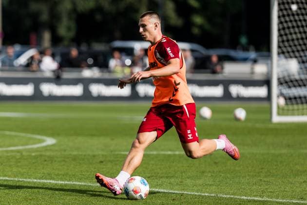 Training 1. FC Köln; 30.09.2025 Kristoffer Lund (1. FC Köln, 32) am Ball Training 1. FC Köln; Geissbockheim, 30.09.2025 Copyright: xBEAUTIFULxSPORTS Wunderlx
