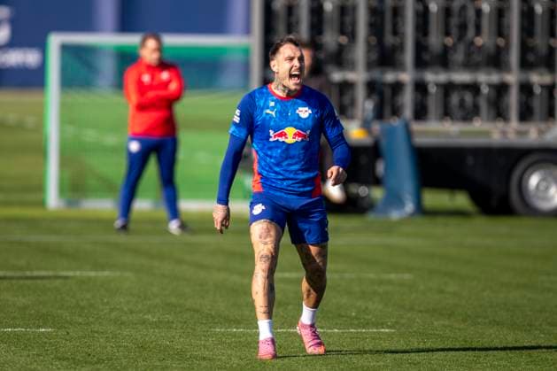 GER, Leipzig, Fußball, Bundesliga, oeffentliches Training, RB Leipzig im Bild v.l.: David Raum (RB Leipzig 22), schreit, emotional, motivierend 30.09.2025, RB Leipzig Training Akademie Cottaweg Leipzig DFL DFB REGULATIONS PROHIBIT ANY USE OF PHOTOGRAPHS AS IMAGE SEQUENCES AND OR QUASI-VIDEO, Copyright: HMBxMedia PaulxFritz